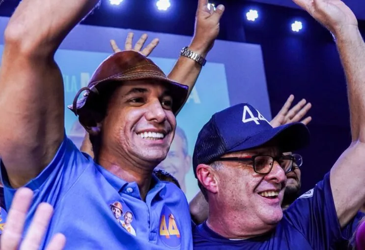 O prefeito Paulinho Freire ao lado de Allyson Bezerra em evento político em Natal.