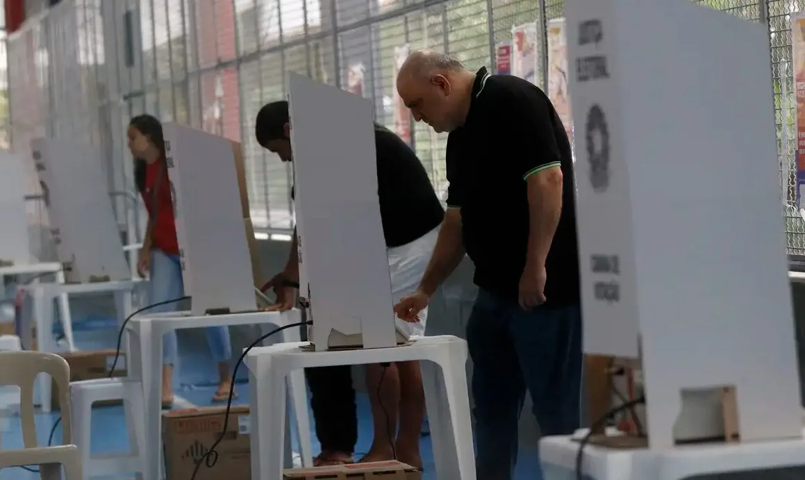 Urna eletrônica em destaque simbolizando o dia da votação.