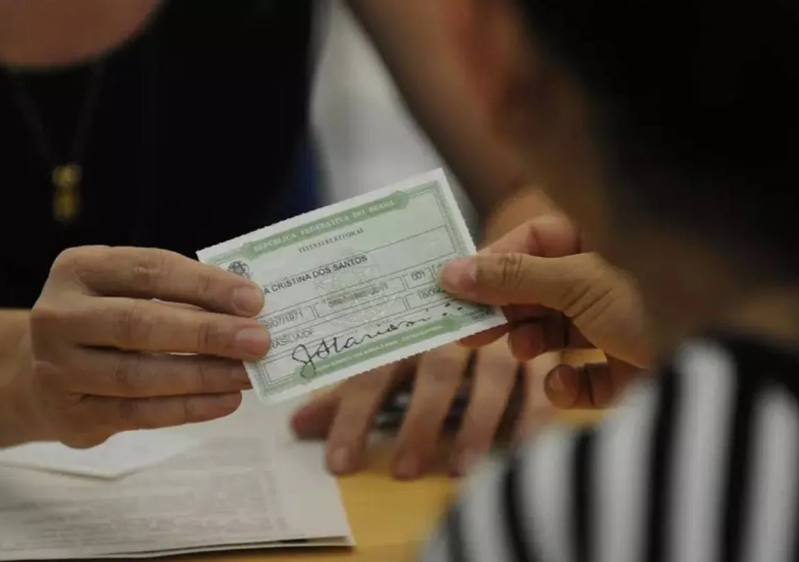 Documento de título de eleitor em destaque