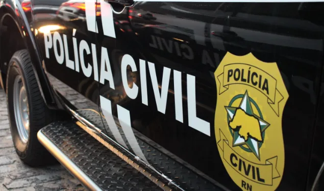 Viatura da Polícia Civil com brasão oficial em destaque.