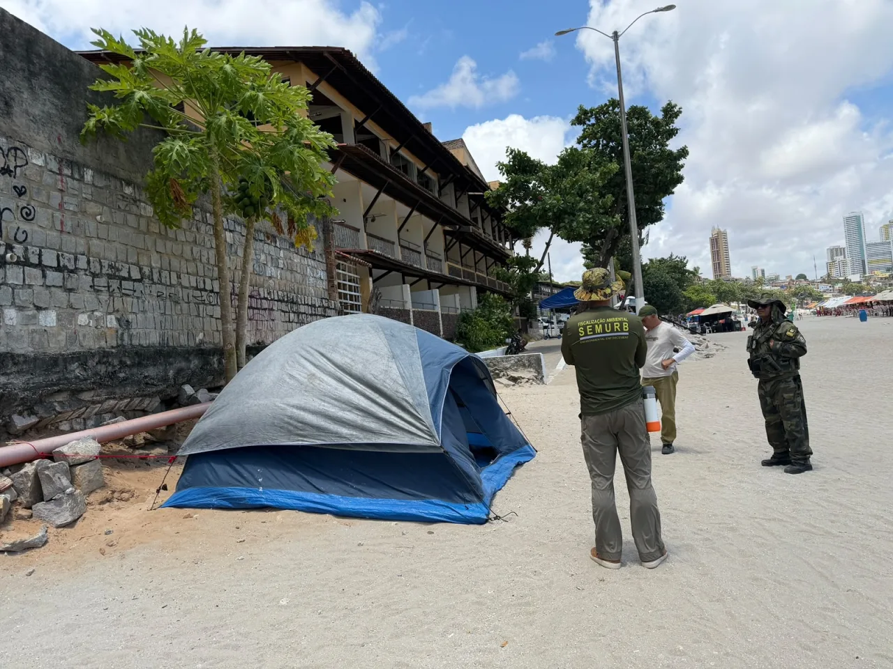 Equipes de fiscalização da Semurb atuam na faixa de areia da praia de Ponta Negra em Natal.