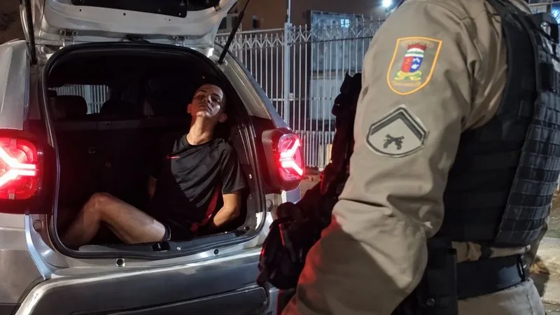 Viaturas policiais isolam área onde ocorreu o confronto em Natal