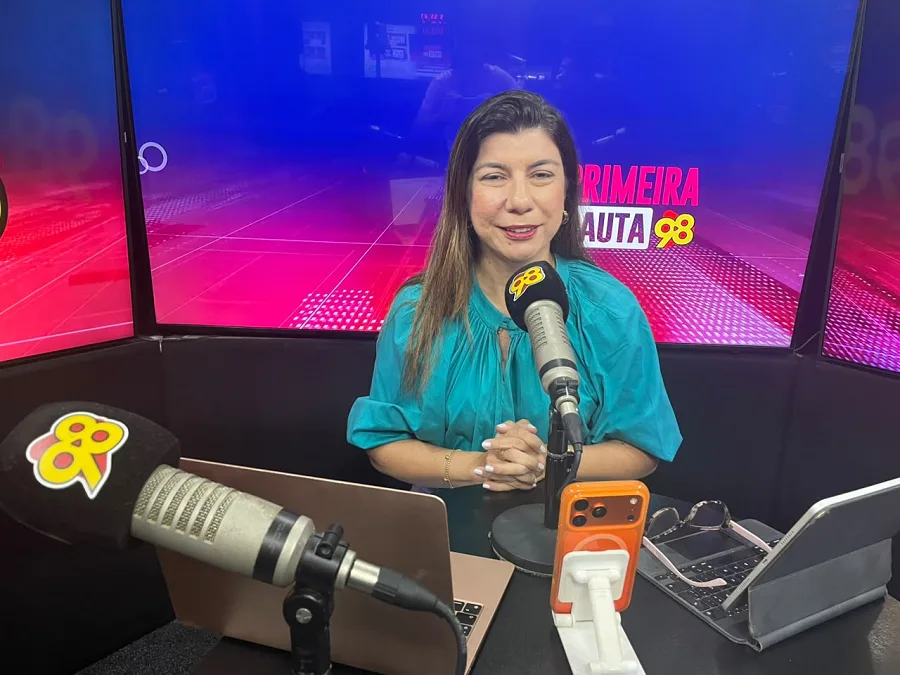 Apresentadores do programa Primeira Pauta durante transmissão ao vivo na FM.