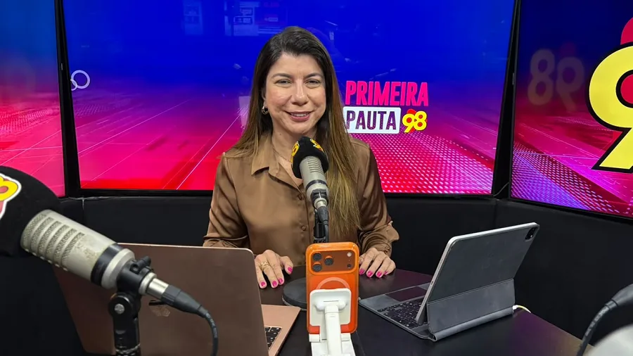 Apresentadores do programa Primeira Pauta durante transmissão ao vivo.