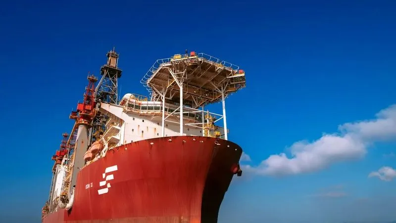 Navio sonda da Petrobras operando em alto mar durante atividades de exploração.