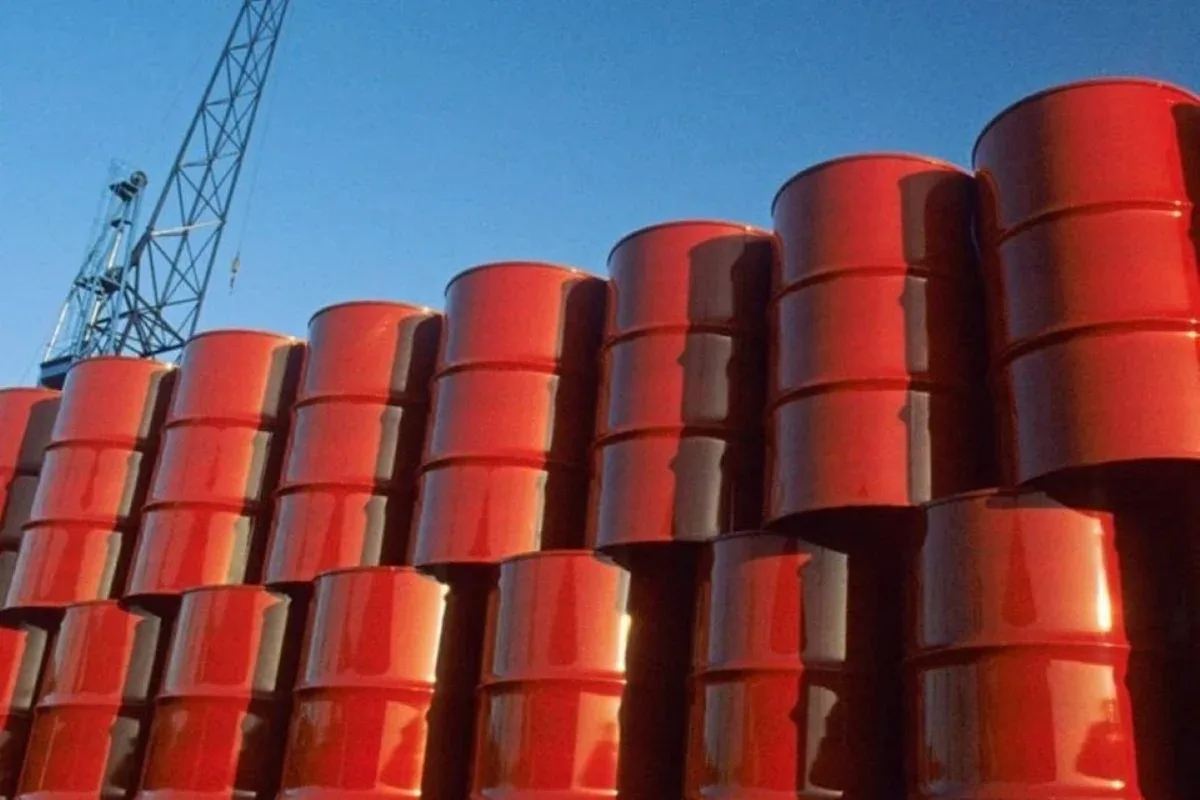 Barris de petróleo empilhados.