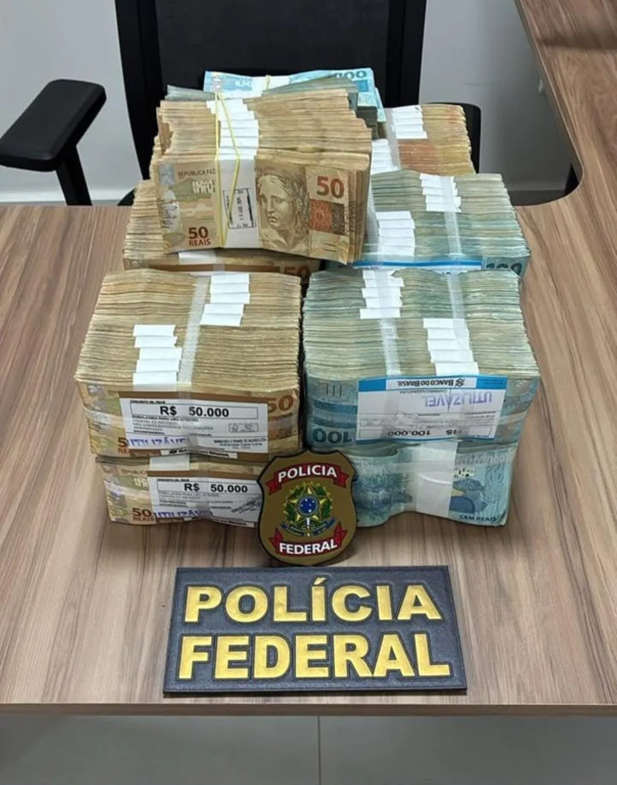 Notas de dinheiro apreendidas pela Polícia Federal em Mossoró durante operação eleitoral