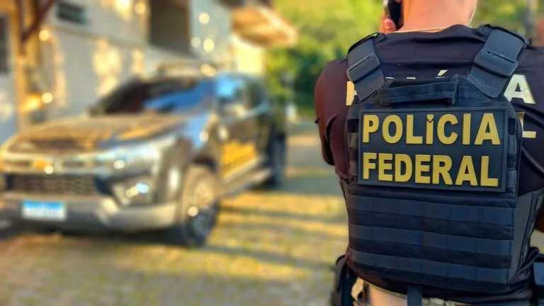 Equipes da Polícia Federal em diligência durante a operação Teia Oculta no Rio Grande do Norte.