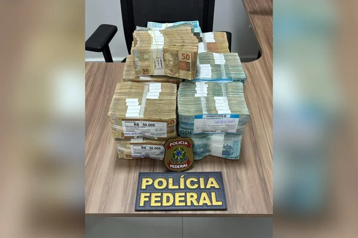 Notas de dinheiro apreendidas pela Polícia Federal em operação eleitoral.