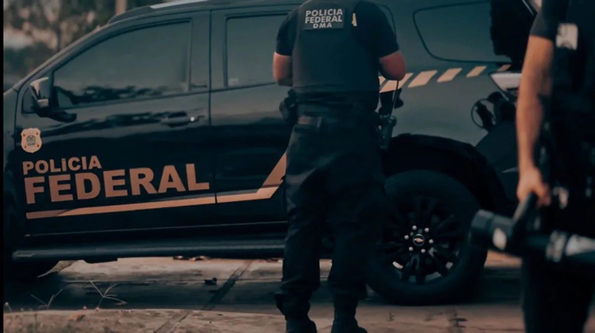 Agentes da Polícia Federal em ação de busca e apreensão na Operação Uiraçu