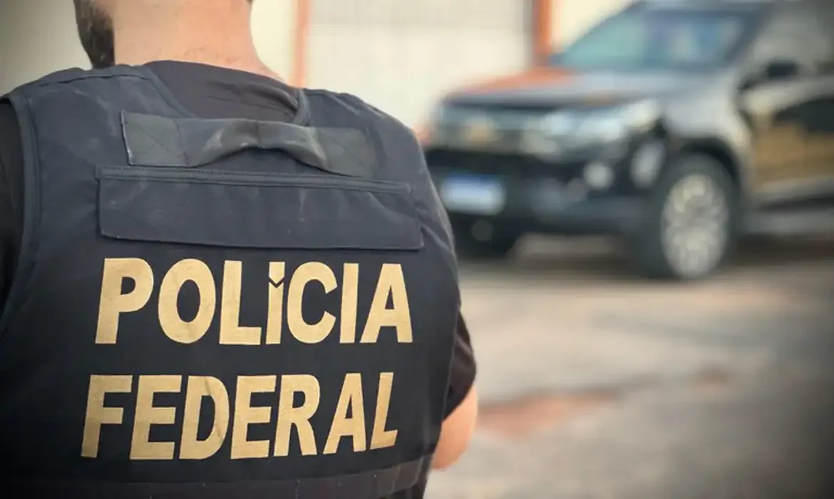 Equipes da Polícia Federal em atividade de fiscalização eleitoral.