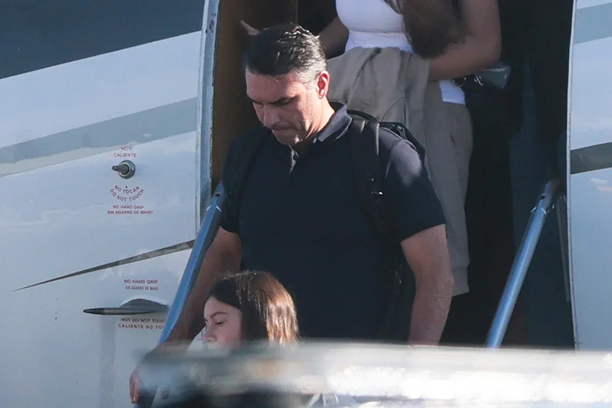 Avião transportando Flávio Bolsonaro chegando ao Aeroporto Executivo Miami-Opa Locka na Flórida.