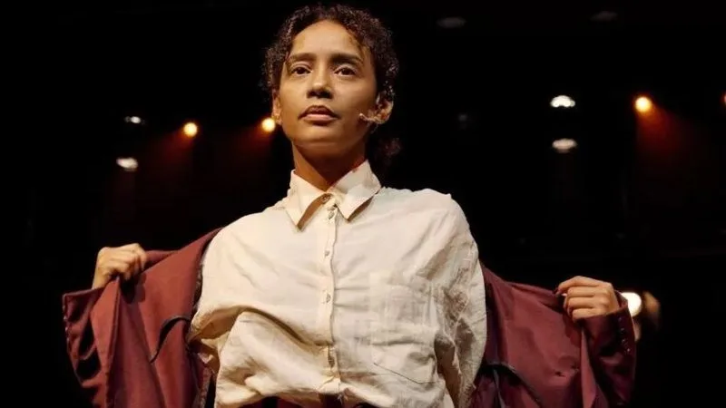 Taís Araujo no palco durante a peça Mudando de pele.