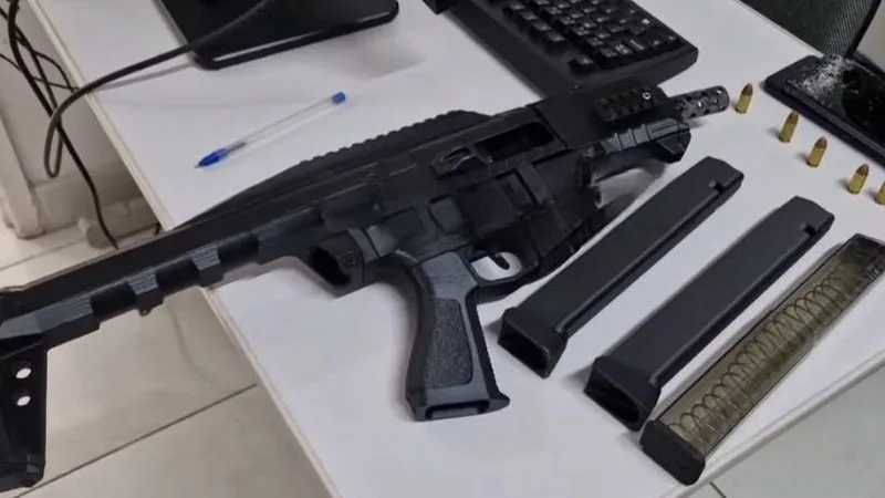 Armas de fogo e objetos apreendidos pela Polícia Militar.