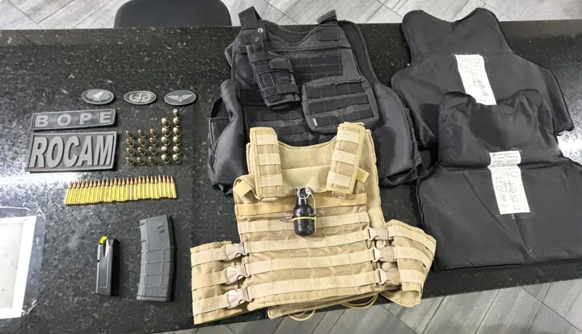 Armamento e munições apreendidos pela Polícia Militar em carro abandonado.