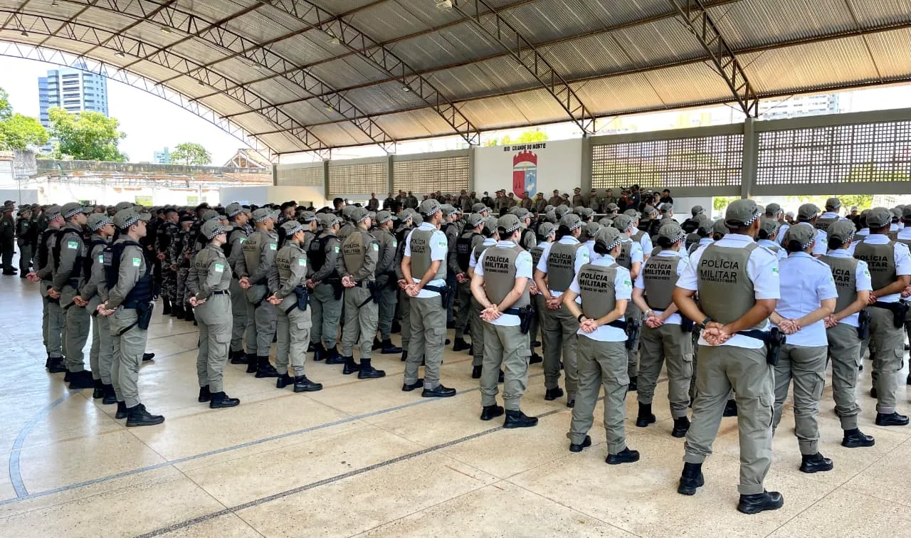 Viaturas da Polícia Militar em operação de deslocamento para o interior do RN.
