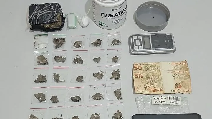 Drogas, balança e dinheiro apreendidos pela Polícia Militar.
