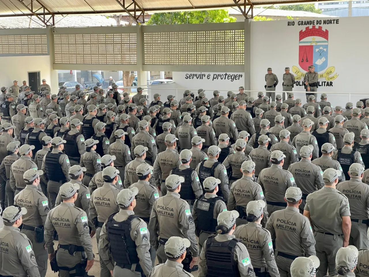 Policiais da PMRN embarcando para reforço na segurança das Eleições 2026.