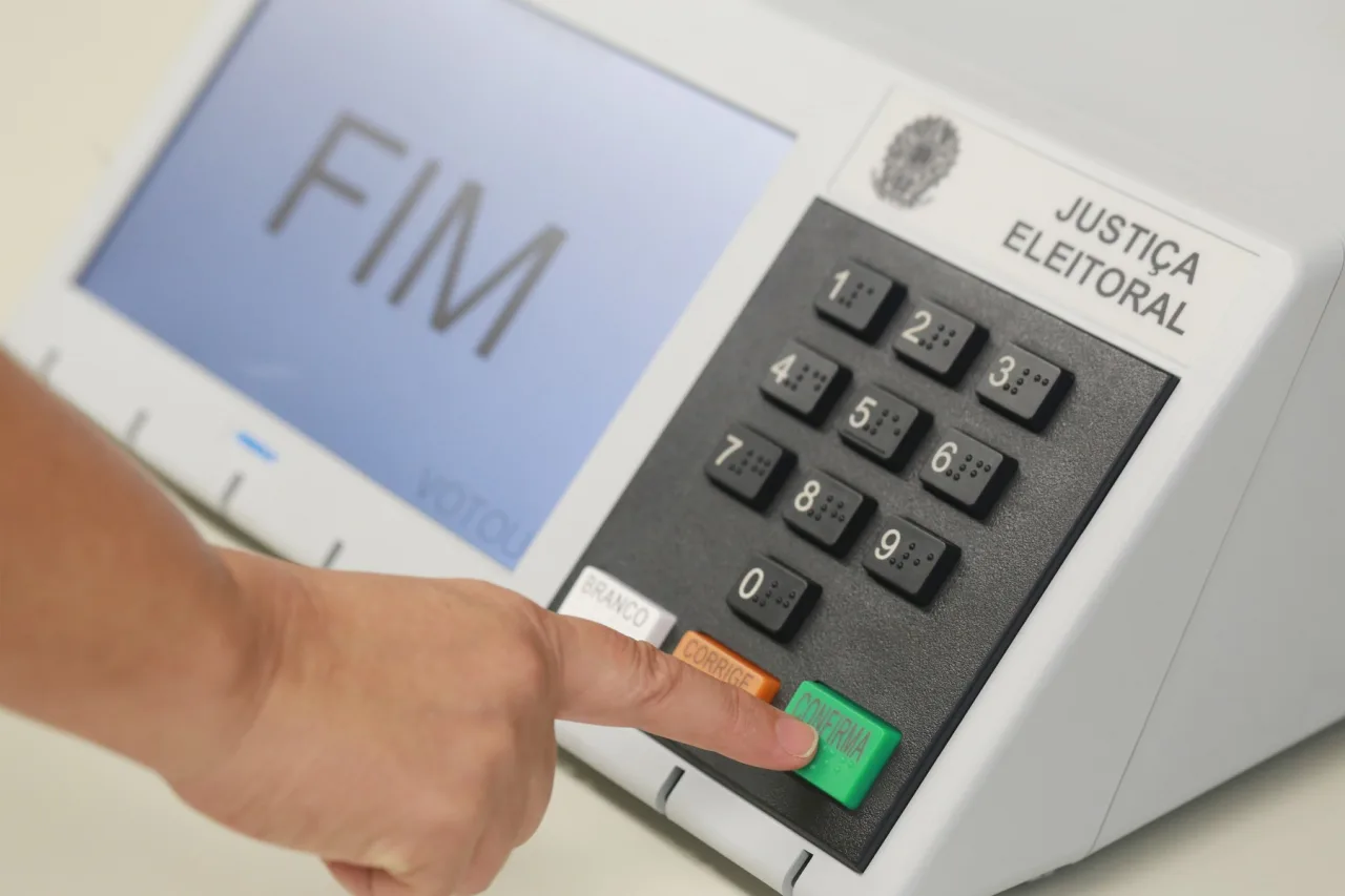 Urna eletrônica preparada para receber votos nas Eleições Gerais de 2026
