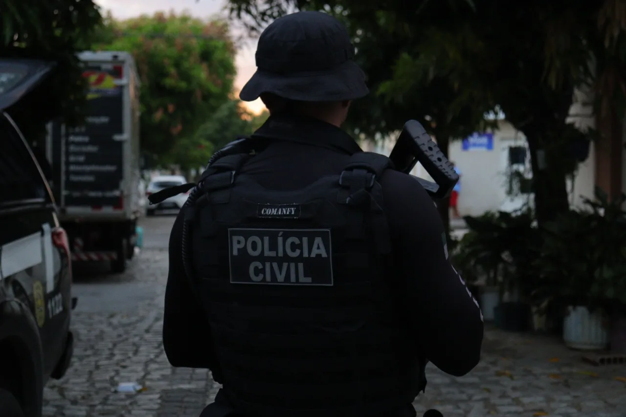 Equipes da Polícia Civil realizam a incineração de drogas apreendidas.