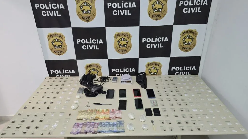 Mesa com drogas, dinheiro e celulares apreendidos pela Polícia Civil do Rio Grande do Norte.