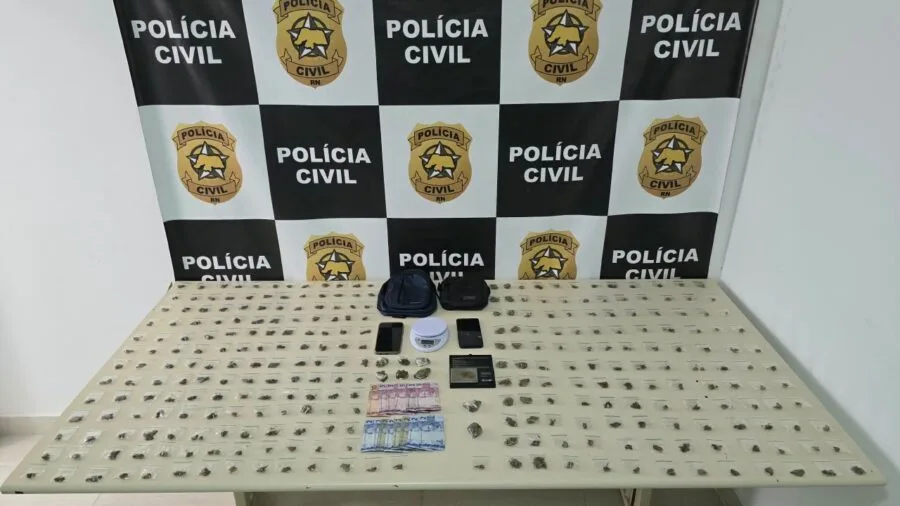 Policiais civis realizam diligências em condomínio residencial na Grande Natal.