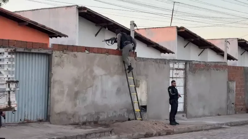 Policiais civis em ação durante cumprimento de mandados em Mossoró.