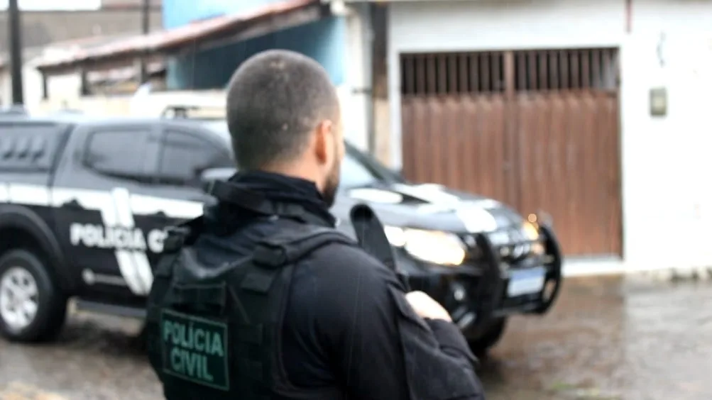 Agente da Polícia Civil realizando procedimentos investigativos