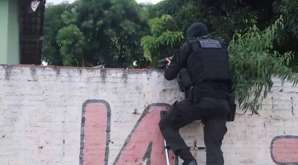 Policiais civis em operação de combate ao tráfico de drogas no Rio Grande do Norte.