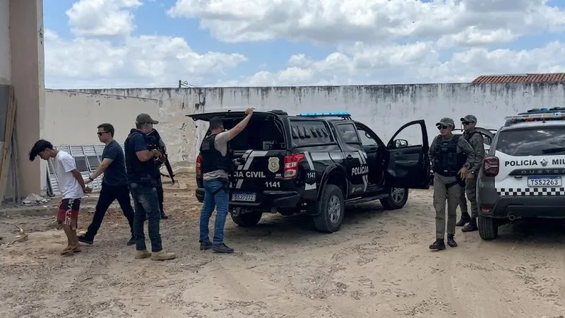 Policiais em operação no bairro Manoel Deodato em Pau dos Ferros