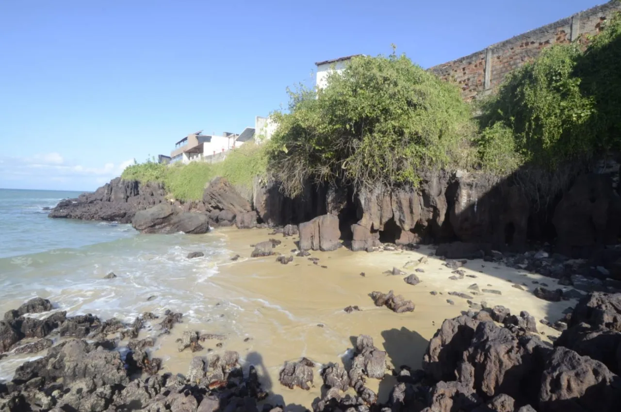 Formações rochosas na Ponta do Morcego apresentam sinais de erosão na base das falésias