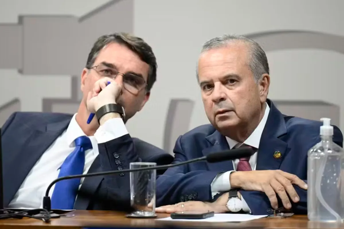 Foto de Rogério Marinho e Flávio Bolsonaro em ato político.