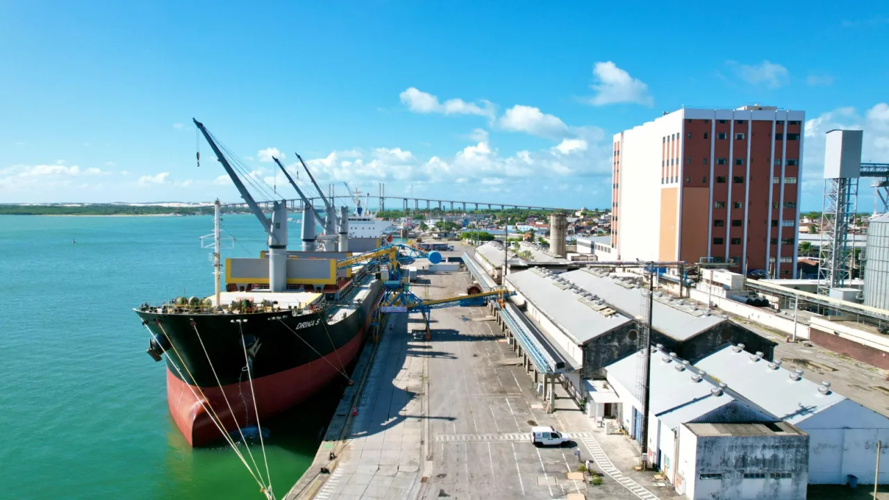 Navio cargueiro atracado no Porto de Natal para exportação de gado vivo.