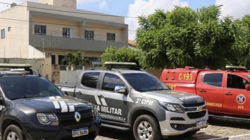 Viaturas da Polícia Militar paradas em posto de combustível em Pau dos Ferros.
