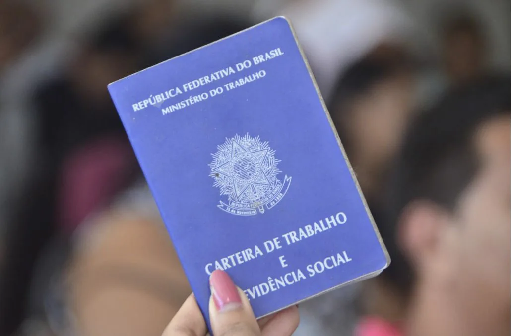 Carteira de Trabalho e Previdência Social em destaque