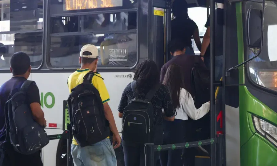 Ônibus de transporte público circulando nas ruas do Brasil.