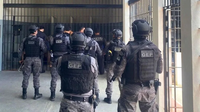Agentes da Polícia Penal em procedimento de revista estrutural.