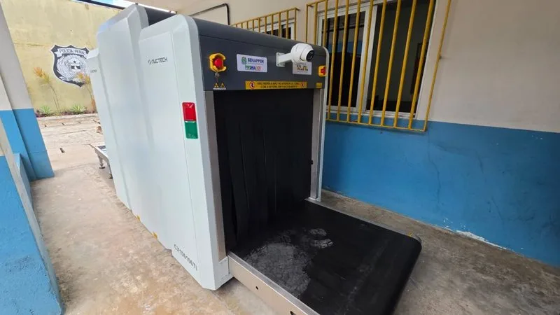 Equipamento de raio-X em ambiente de segurança prisional.