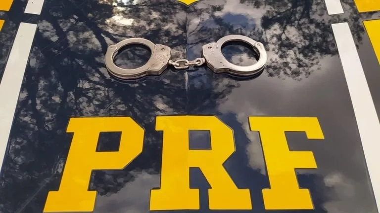Viaturas da PRF durante fiscalização em rodovia federal.