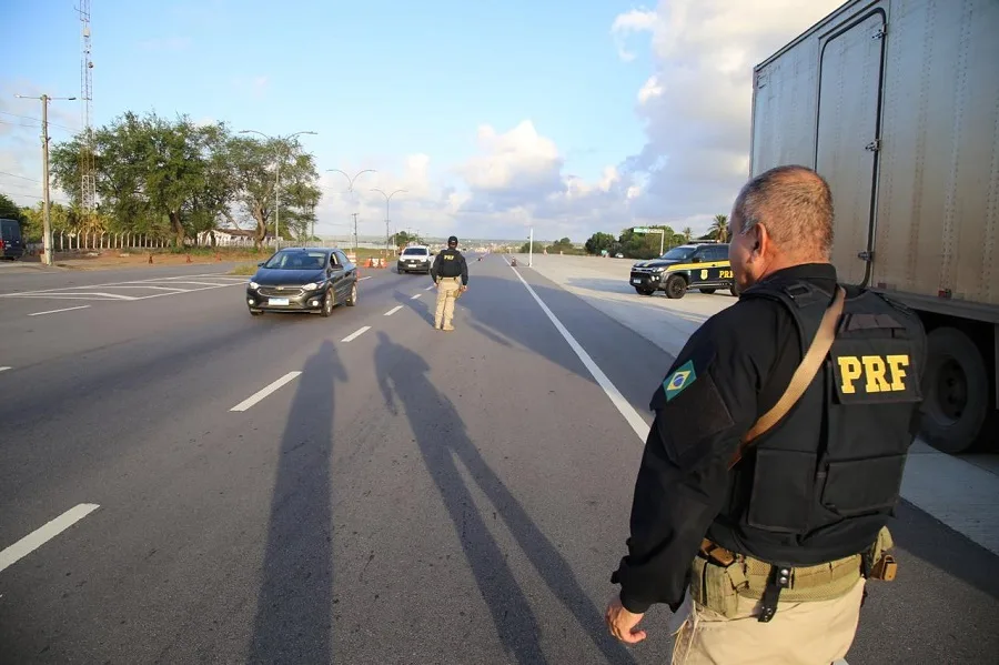 Viaturas da Polícia Rodoviária Federal em patrulha nas rodovias