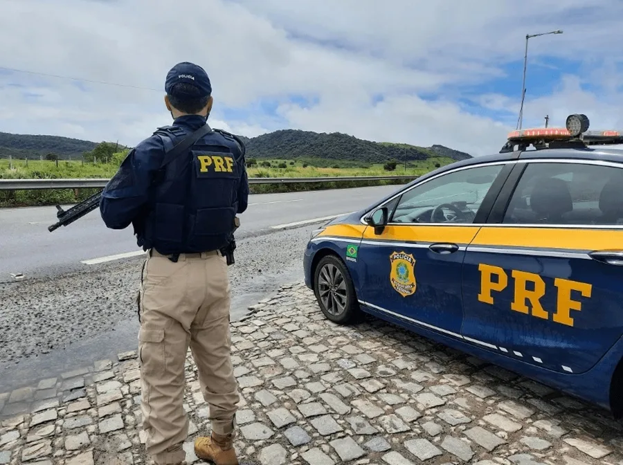 Viaturas da Polícia Rodoviária Federal em operação de fiscalização.