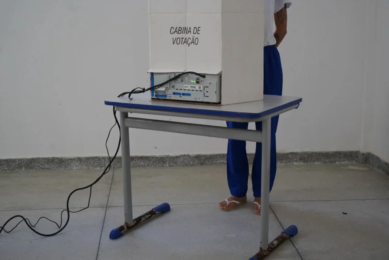 Urna eletrônica em ambiente de centro de detenção provisória.