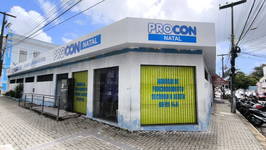 Fachada e logo do Procon Natal.
