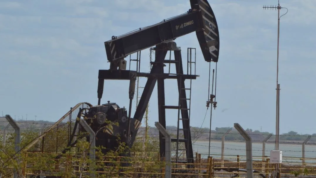 Equipamento de extração de petróleo em operação no Rio Grande do Norte