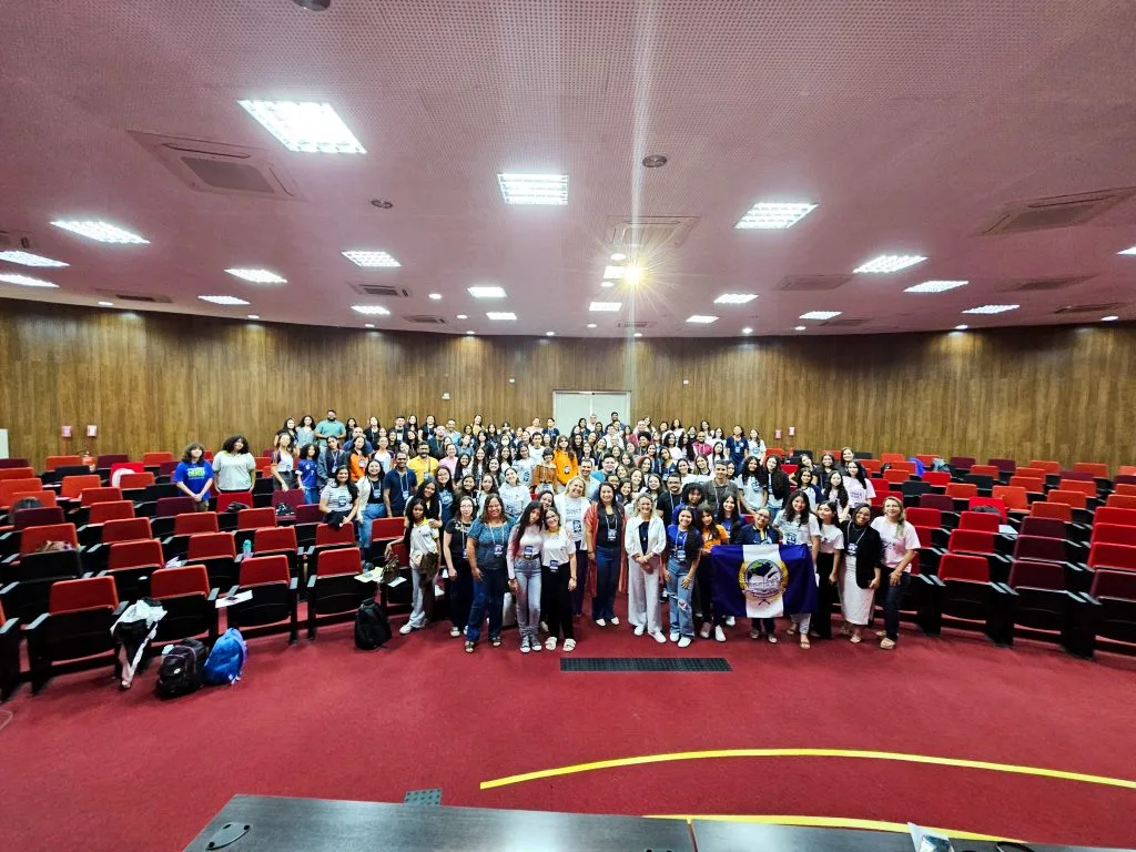 Estudantes e pesquisadoras em atividade do Projeto Meninas no Espaço.