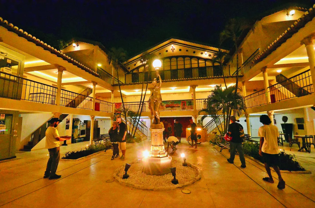 Interior iluminado do Teatro Alberto Maranhão, com pessoas no salão central e galerias nos pavimentos superiores