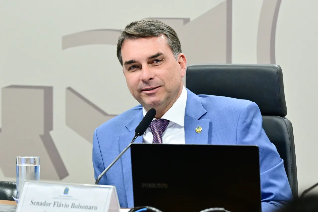 Flávio Bolsonaro em sessão no Senado Federal