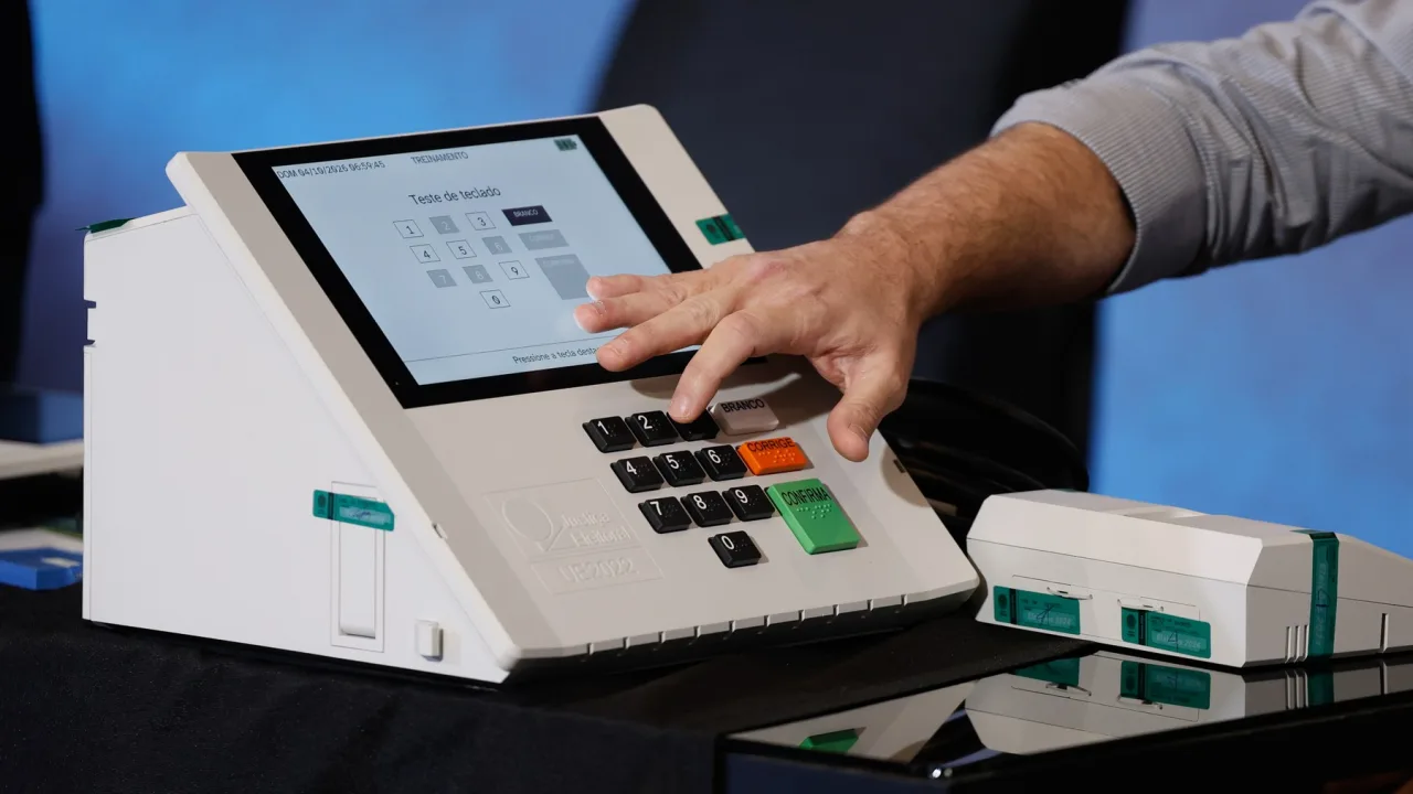 Urna eletrônica sendo utilizada para votação.