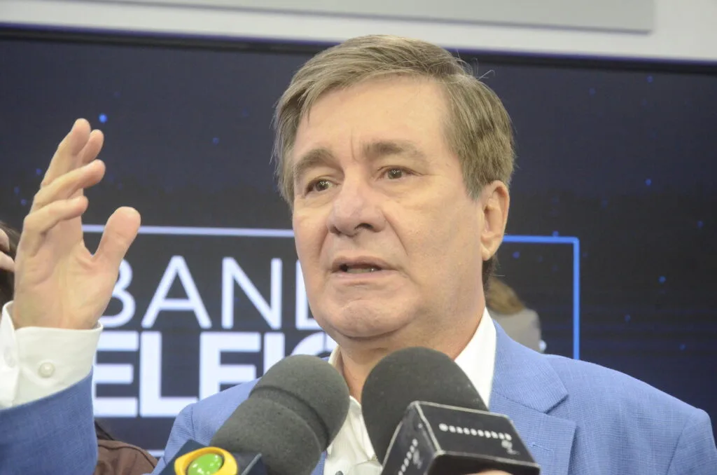 Robério Paulino falando ao microfone durante evento de campanha.