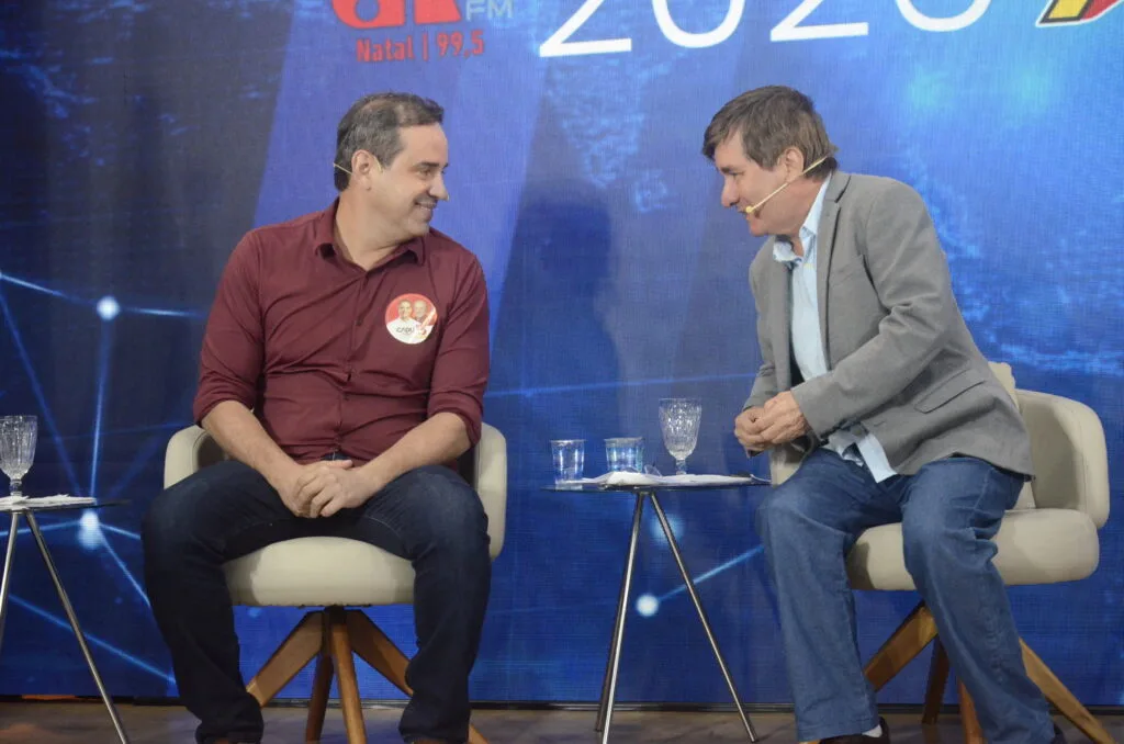 Cadu de Lula e Robério Paulino posam juntos durante debate eleitoral em Natal